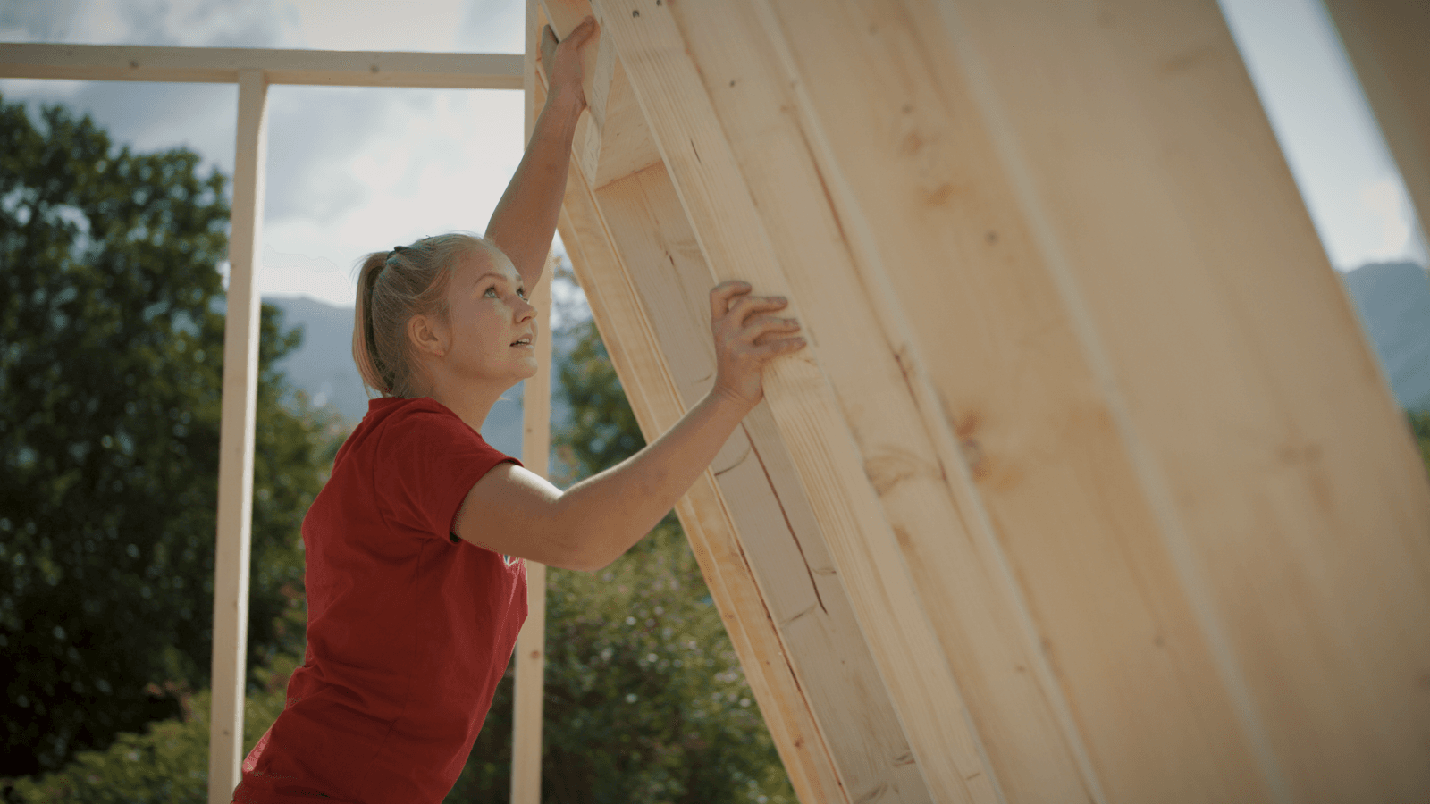 Med stor presisjon reises vegg etter vegg