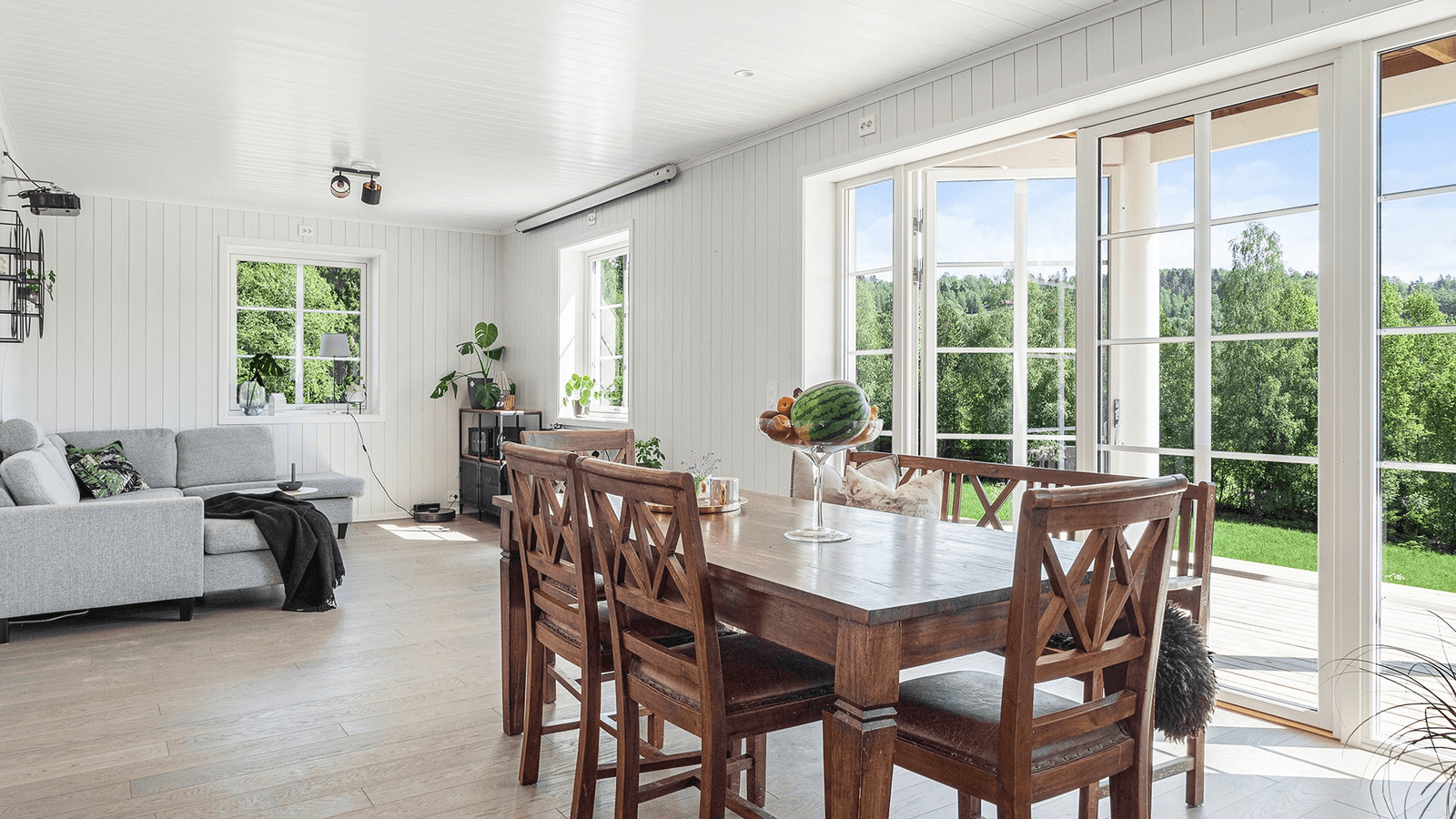 Arkitekten speilvendte mange av rommene i huset for å få full utnyttelse av sol- og utsiktsforhold.