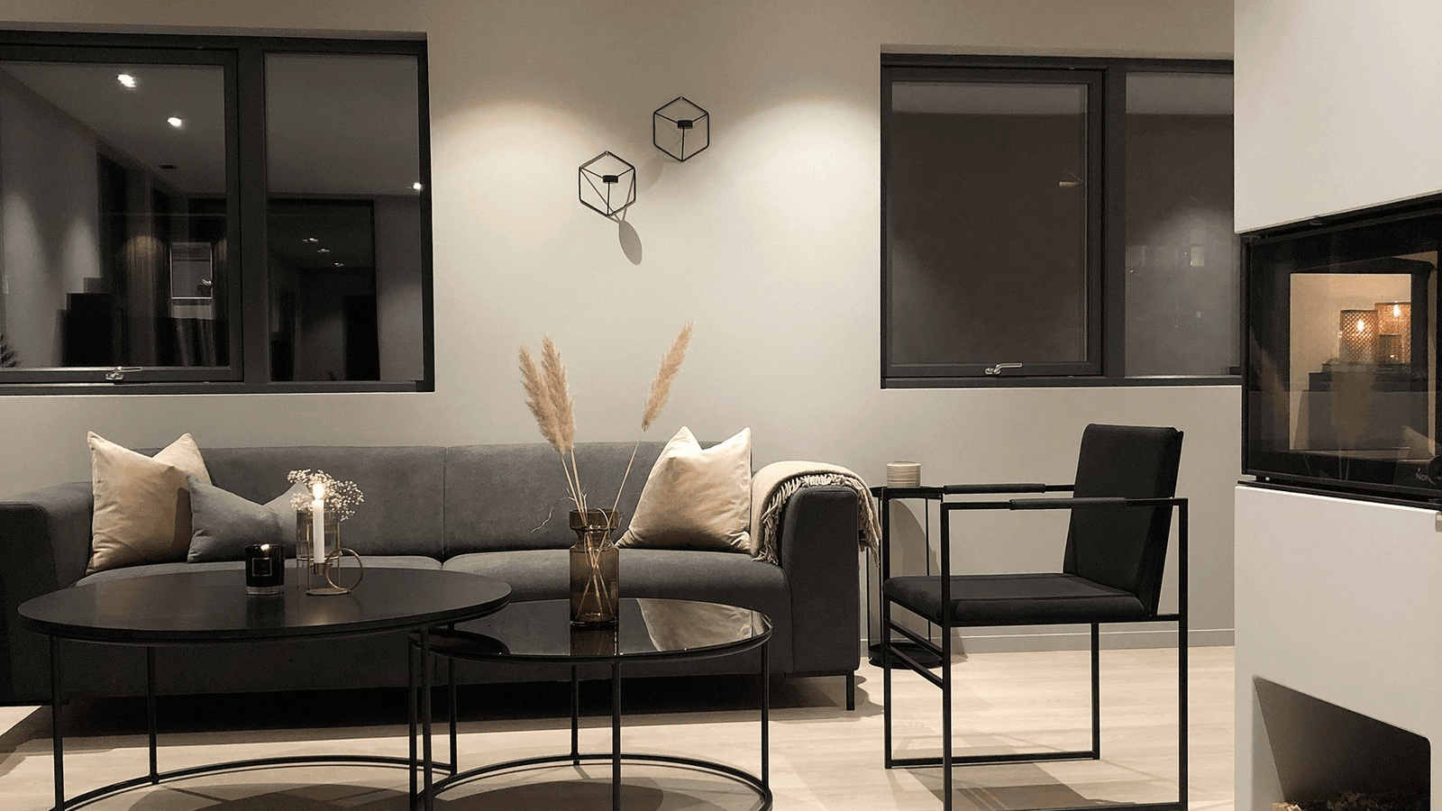 Lyset fra peisovnen gir en helt fantastisk atmosfære